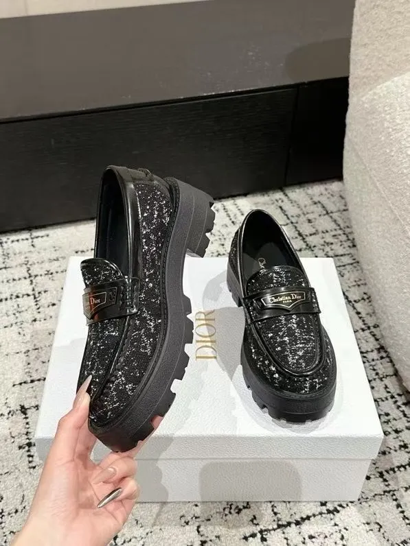 👟👟Ex-factory price 680👟👟 Dior 25/spring and summer new ultra-light loafers, new large soles and thick soles, the layout strives to create fashionable classic items, new products created at the first major show of Paris Fashion Week, the inspiration is cleverly combined with the perfect shoe shape by the D chief designer. Matched with brand buckles, it is more fashionable! Original version, perfect and exquisite workmanship!  ✔️Upper: imported open-edge beaded cowhide ✔️Inner lining: water-dyed cowhide ✔️Sole: IP foam outsole ✔️Size: #35-41 (40 41 customized items are not returnable)